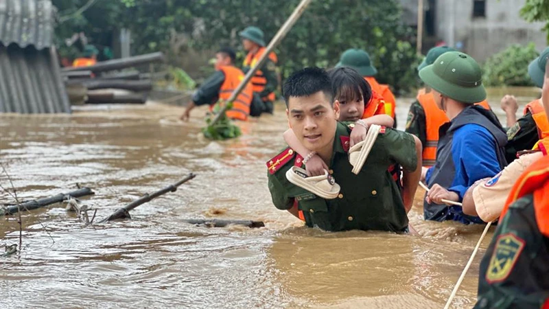 Công an tỉnh Lạng Sơn hỗ trợ người dân di chuyển đến nơi an toàn. (Ảnh CÔNG AN LẠNG SƠN)