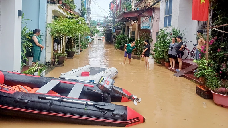 Sẵn sàng phương tiện cứu hộ, cứu nạn ngập lụt tại Tổ 2, phường Hợp Giang, thành phố Cao Bằng (Cao Bằng). (Ảnh MINH TUẤN)