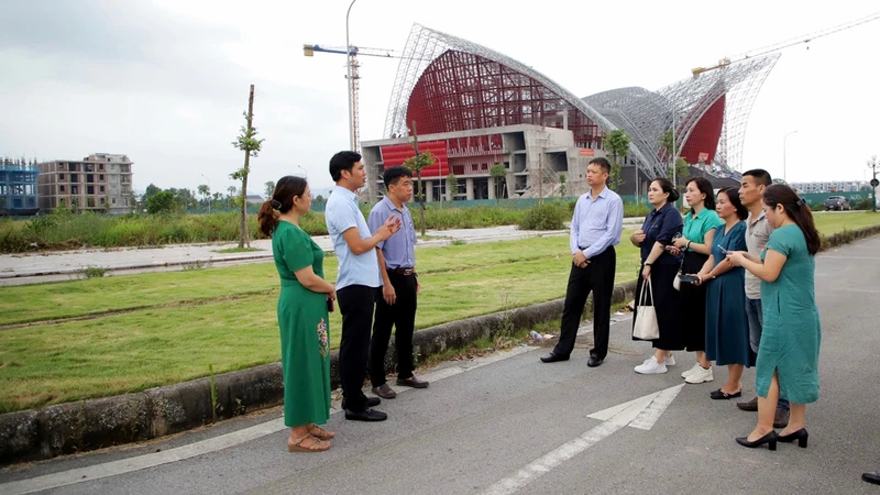 Kiểm tra tiến độ thi công Trung tâm Văn hóa-Triển lãm tỉnh Bắc Giang.