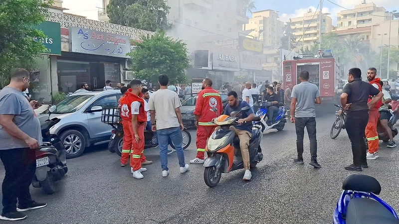 Vụ nổ tại cửa hàng điện thoại di động ở Sidon, Liban. (Ảnh REUTERS)