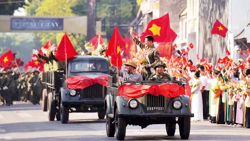 Thực cảnh tái hiện hình ảnh đoàn quân chiến thắng trở về trong Ngày Giải phóng Thủ đô (10/10/1954) tại Ngày hội văn hóa vì hòa bình.