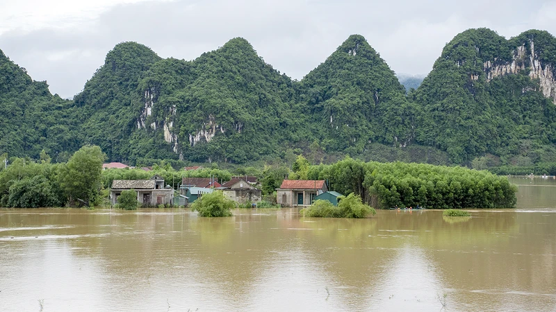 Sự tham gia tích cực của cộng đồng, người dân cùng những ngôi làng đậm sắc màu bản địa đã mang lại giá trị gia tăng quý báu cho sản phẩm du lịch của Oxalis. Trong ảnh: Làng du lịch Tân Hóa trong lũ. Nguồn: Oxalis Adventure