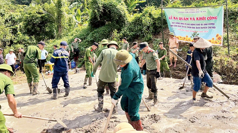 Công an tỉnh Bắc Kạn ra quân làm nhà Ðại đoàn kết cho 5 hộ dân ở huyện Chợ Mới bị thiệt hại về nhà ở do bão số 3. (Ảnh NGỌC ÁNH)