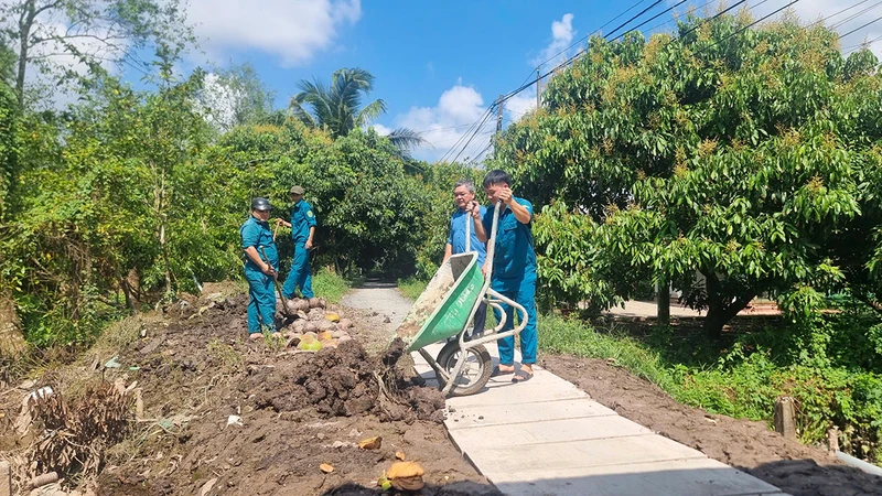 Lực lượng tại chỗ xã Ðồng Phú, huyện Long Hồ, tỉnh Vĩnh Long gia cố lại điểm sạt lở xảy ra vào đêm 5/10/2024.