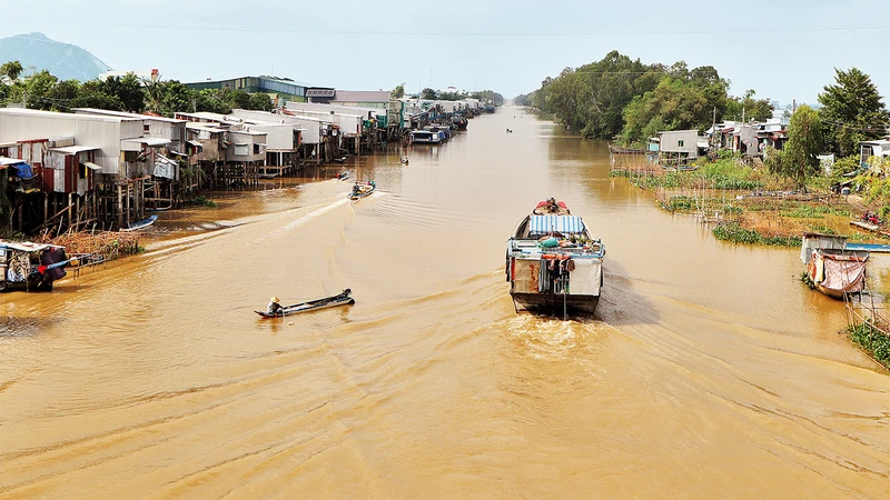 Kênh Vĩnh Tế góp phần cung cấp phù sa, tôm cá cho đồng ruộng.