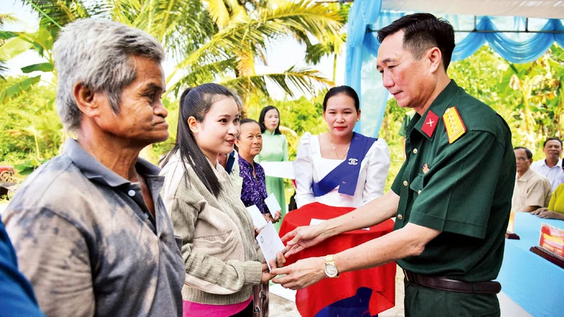 Lãnh đạo Bộ Chỉ huy quân sự tỉnh Kiên Giang trao quà hỗ trợ người dân.