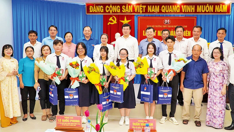 Lãnh đạo tỉnh Đồng Tháp, thành phố Cao Lãnh chúc mừng học sinh Trường trung học phổ thông thành phố Cao Lãnh được kết nạp Đảng. 