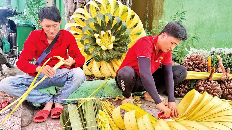 Nhóm bạn trẻ tại Tổ hợp tác cổng rạp cưới "Alo Tui" tạo hình trang trí cưới từ lá dừa.