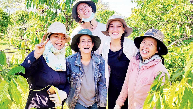 Nhóm tình nguyện viên chụp ảnh lưu niệm ở nông trại Moon's Coffee Farm.