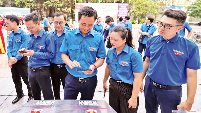 Các bạn trẻ tìm hiểu về di tích lịch sử văn hóa tại quận Hoàng Mai qua kết quả của chương trình Mã hóa dữ liệu di tích.