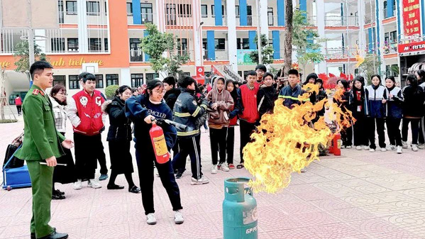 Học sinh Trường trung học cơ sở Ngọc Hồi được trang bị kỹ năng phòng chống cháy nổ.