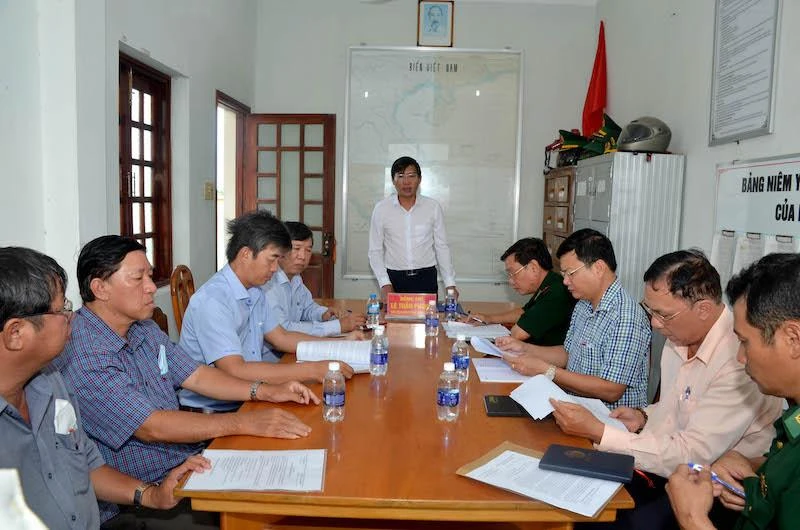 Chủ tịch UBND tỉnh Bình Thuận Lê Tuấn Phong chỉ đạo các đơn vị khẩn trương tìm kiếm tàu cá bị mất liên lạc trên biển.