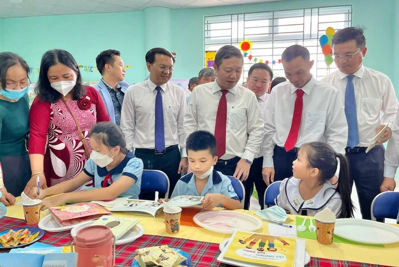 Lãnh đạo Thành phố Hồ Chí Minh thăm hỏi các em học sinh Trường tiểu học Lê Quý Đôn.
