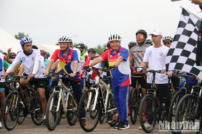 Chủ tịch Quốc hội Lào Saysomphone Phomvihane và Đại sứ Nguyễn Bá Hùng hào hứng tham gia Cuộc đua xe đạp “Đoàn xe của tình đoàn kết”. (Ảnh: Nguyễn Hải Tiến)