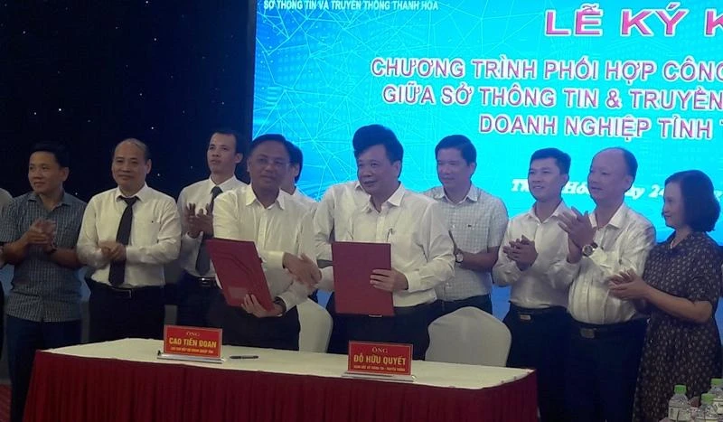 Đại diện Sở Thông tin và Truyền thông và Hiệp Hội Doanh nghiệp tỉnh Thanh Hóa ký kết chương trình phối hợp công tác.