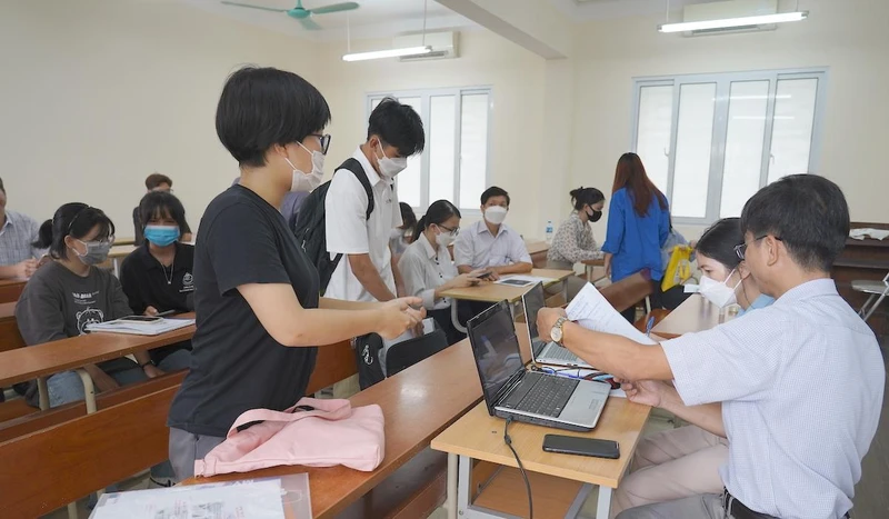 Đón tiếp tân sinh viên làm thủ tục nhập học tại Trường đại học Khoa học Tự nhiên, Đại học Quốc gia Hà Nội. (Ảnh: HUS)