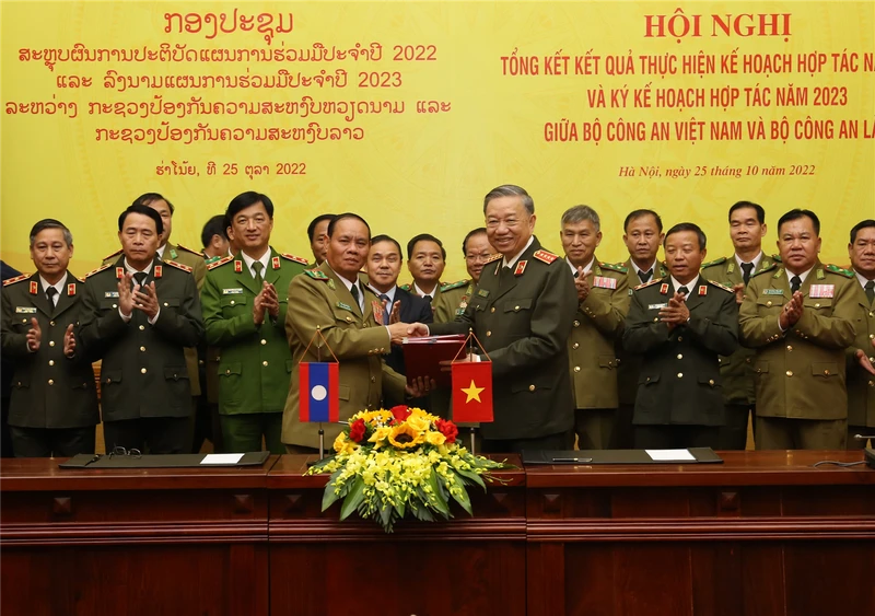 Bộ trưởng Tô Lâm và Phó Thủ tướng, Bộ trưởng Vilay Lakhamphong ký Kế hoạch hợp tác năm 2023 giữa Bộ Công an Việt Nam và Bộ Công an Lào. (Ảnh: Bộ Công an)