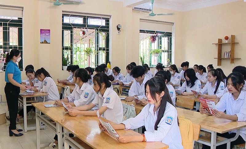 Cán bộ Bảo hiểm xã hội tỉnh Tuyên Quang tuyên truyền về bảo hiểm y tế tại Trường Trung học phổ thông Ỷ La, thành phố Tuyên Quang.