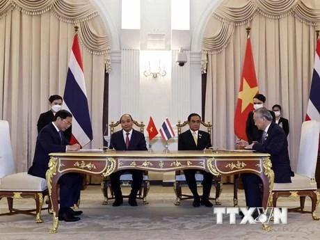 Chủ tịch nước Nguyễn Xuân Phúc và Thủ tướng Vương quốc Thái Lan Prayut Chan-o-cha chứng kiến lễ ký Chương trình hành động triển khai quan hệ đối tác chiến lược tăng cường Việt Nam- Thái Lan. (Ảnh: Thống Nhất/TTXVN)