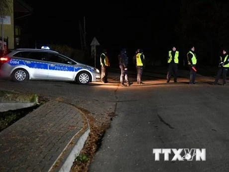 Cảnh sát Ba Lan tuần tra ở làng Przewodow sau vụ nổ, ngày 15/11. (Ảnh: PAP/TTXVN)
