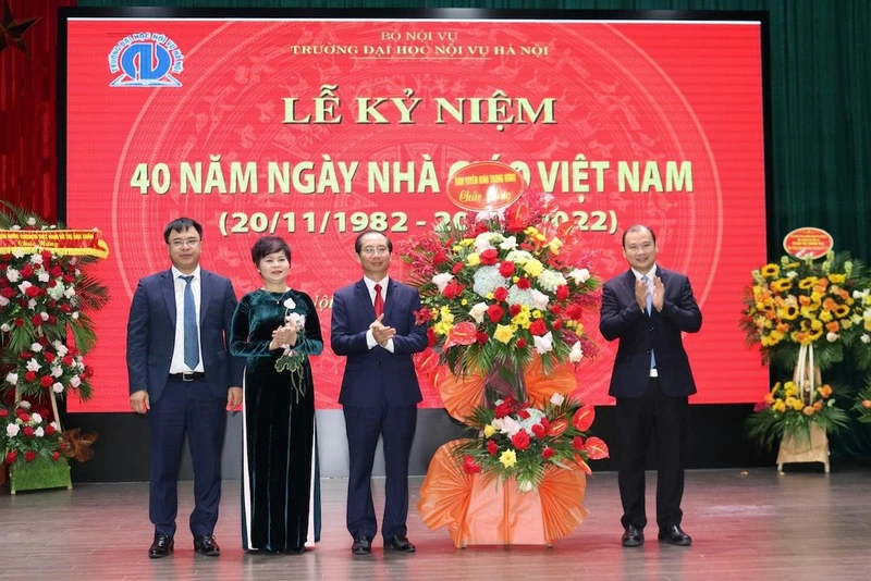 PGS, TS Lê Hải Bình, Ủy viên dự khuyết Ban Chấp hành Trung ương Đảng, Phó Trưởng Ban Tuyên giáo Trung ương tặng hoa, chúc mừng thầy cô Trường đại học Nội vụ Hà Nội.
