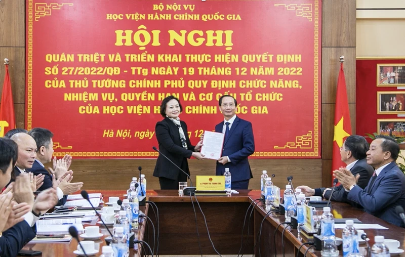 Bộ trưởng Nội vụ Phạm Thị Thanh Trà trao Quyết định về việc giao Quyền Giám đốc Học viện Hành chính Quốc gia đối với ông Nguyễn Bá Chiến.