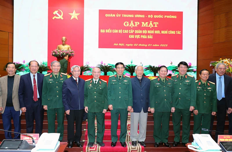 Đại tướng Phan Văn Giang chụp ảnh cùng các đồng chí lãnh đạo, nguyên lãnh đạo Quân ủy Trung ương, Bộ Quốc phòng, Bộ Tổng Tham mưu, Tổng cục Chính trị. (Ảnh: Trọng Đức)