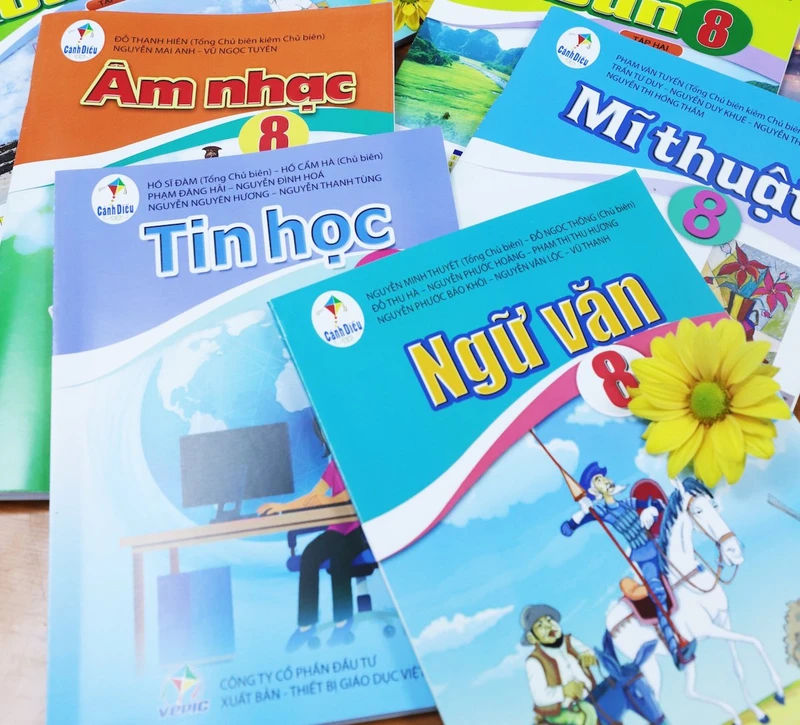 Một số đầu sách giáo khoa lớp 8 trong danh mục được phê duyệt, do Công ty cổ phần đầu tư Xuất bản-Thiết bị giáo dục Việt Nam (VEPIC) biên soạn 