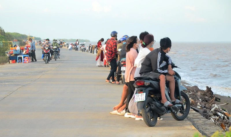 Khách tham quan, ngắm biển tại khu du lịch biển Tân Thành.