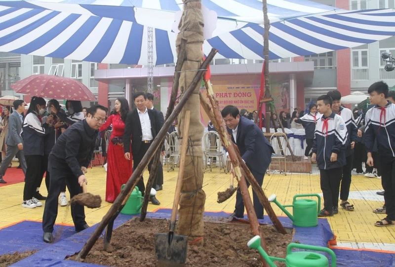 Lãnh đạo Sở Giáo dục và Đào tạo Hà Nội trồng cây tại Trường trung học phổ thông Thọ Xuân, huyện Đan Phượng. (Ảnh: Sở GDĐT Hà Nội)