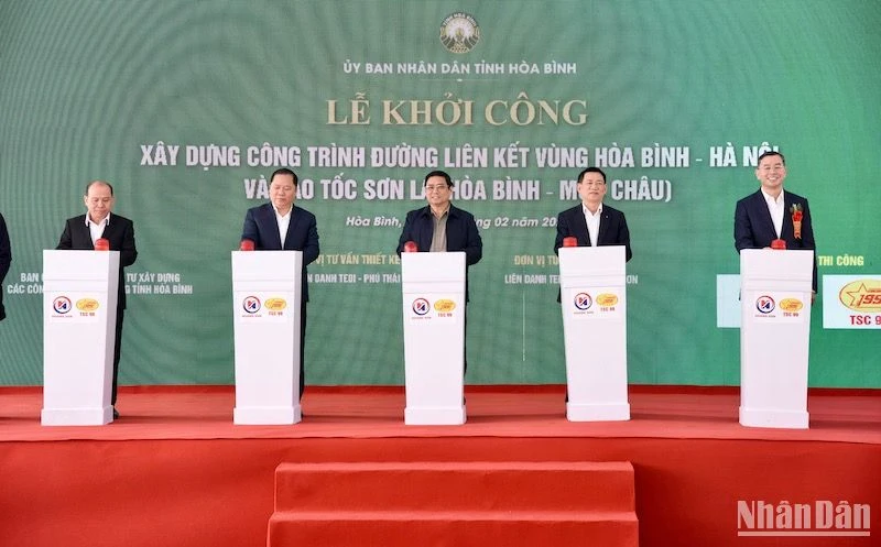 Thủ tướng Phạm Minh Chính và các đại biểu thự hiện nghi lễ khởi công xây dựng công trình đường liên kết vùngHoaf Bình- Hà Nội (Ảnh: TRẦN HẢI)