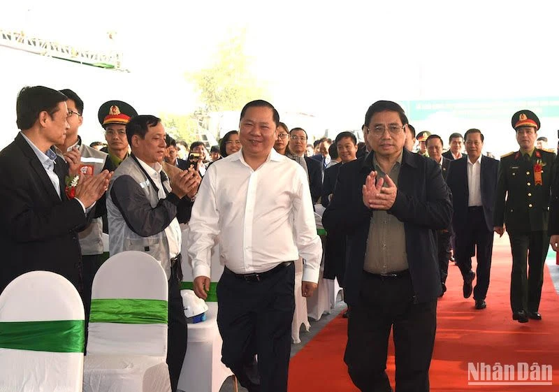 Thủ tướng Phạm Minh Chính đến dự lễ khởi công công trình đường liên kết vùng Hòa Bình-Hà Nội và cao tốc Sơn La đoạn Hòa Bình-Mộc Châu.