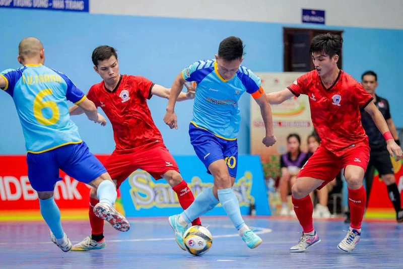 Một pha tranh chấp bóng giữa các cầu thủ hai đội Sanvinest Khánh Hòa (áo xanh)-Tân Hiệp Hưng.
