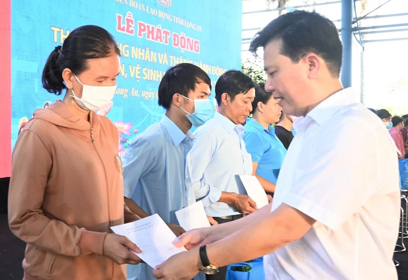 Phó Bí thư Tỉnh ủy Long An Nguyễn Thanh Hải tặng quà cho công nhân lao động có hoàn cảnh khó khăn.