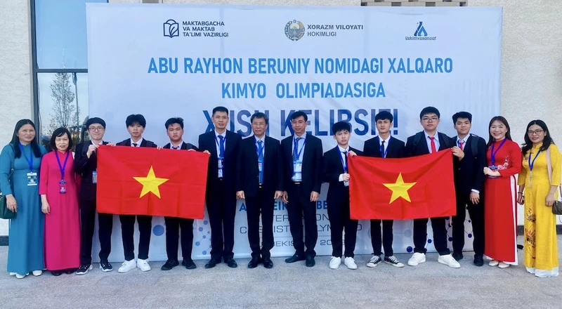 Đoàn Việt Nam tham dự Olympic Hóa học Quốc tế Abu Reikhan Beruniy lần thứ nhất (Ảnh: Bộ Giáo dục và Đào tạo)
