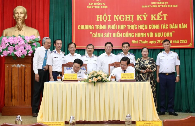 Các đồng chí trong Ban Thường vụ Tỉnh ủy Ninh Thuận và Ban Thường vụ Đảng ủy Cảnh sát biển Việt Nam thực hiện nghi thức Lễ ký kết Chương trình phối hợp.