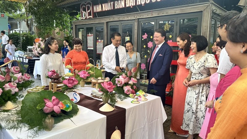 Đại sứ Mỹ tại Việt Nam Marc Knapper và các đại biểu tham quan các gian hàng ẩm thực tại Ngày hội (Ảnh: KIM LĨNH)