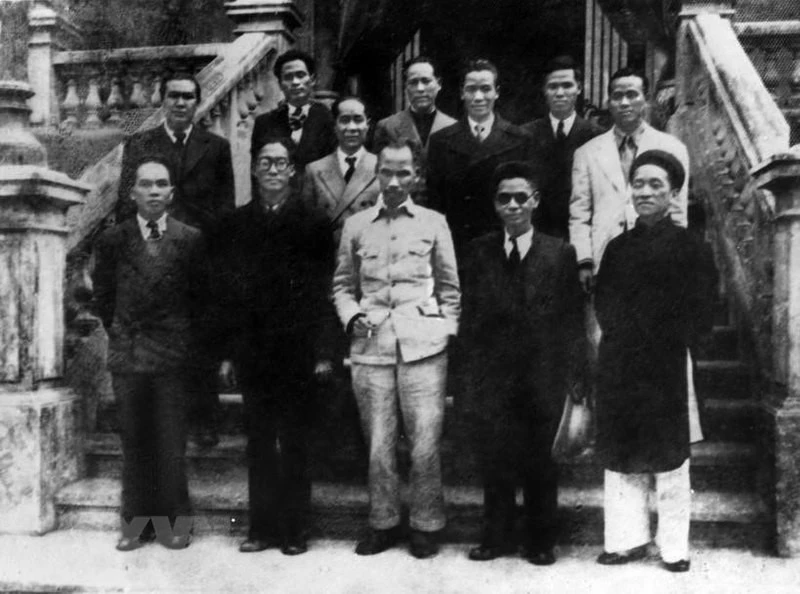 Một số thành viên Chính phủ lâm thời nước Việt Nam Dân chủ Cộng hoà sau Phiên họp ngày 3/9/1945. Bộ trưởng Nguyễn Mạnh Hà đứng hàng thứ hai, từ trái sang.