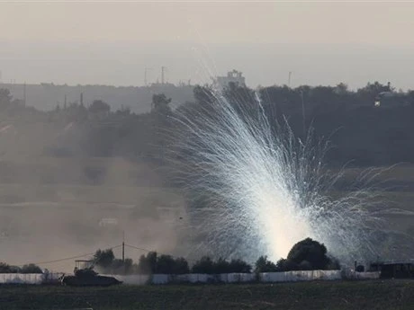 Khói lửa bốc lên sau vụ oanh tạc của lực lượng Israel vào phía Bắc Dải Gaza ngày 30/10/2023. (Ảnh: AFP/TTXVN)