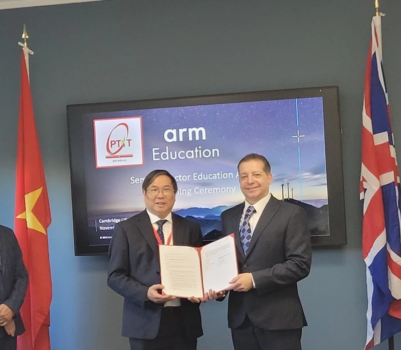 Phó Giám đốc Học viện Công nghệ Bưu chính Viễn thông Tân Hạnh (bên trái ảnh) và ông Gary Campbell, đại diện ARM, trao thoả thuận hợp tác. 
