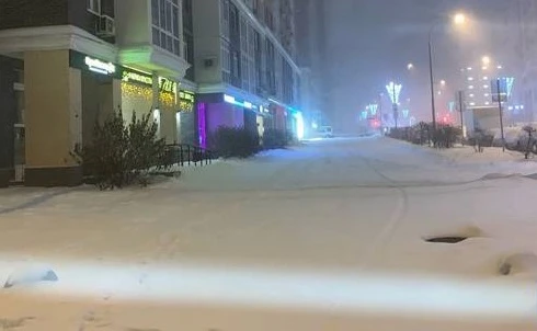 Lớp tuyết dày trên đường phố Moskva do "bão tuyết đen". Ảnh: RT