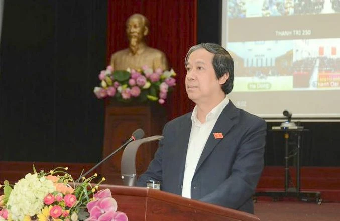 Bộ trưởng Giáo dục và Đào tạo Nguyễn Kim Sơn trao đổi, tiếp thu ý kiến cử tri. 