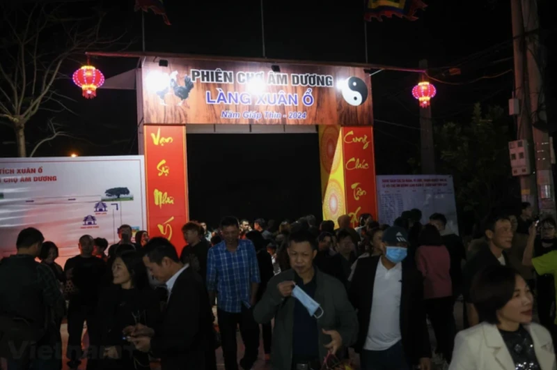 Đêm 13 rạng sáng 14/2 (đêm mùng 4, rạng sáng mùng 5 Tết), hàng nghìn người dân đã đổ xô đến phiên chợ đặc biệt nhất trong năm tại thành phố Bắc Ninh. (Ảnh: Minh Sơn/Vietnam+)