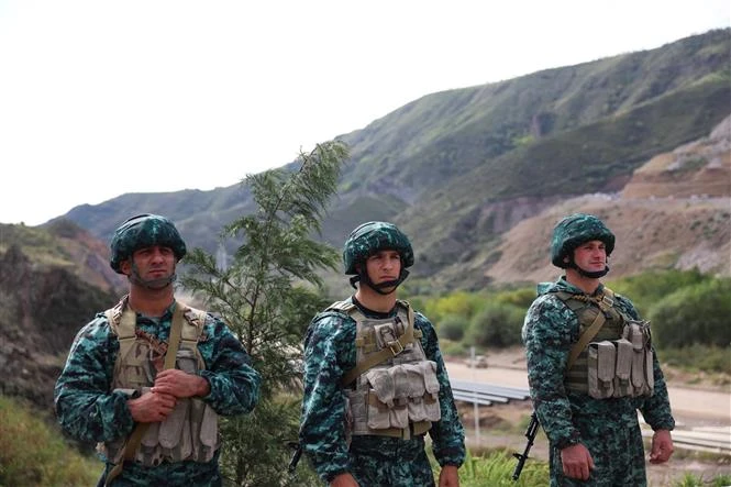 Binh sĩ Azerbaijan gác tại trạm kiểm soát Lachin ngày 26/9/2023. Ảnh: AFP/TTXVN