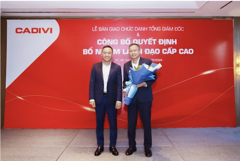 Ông Nguyễn Văn Tuấn - Tổng Giám đốc Tập đoàn GELEX, nguyên Chủ tịch HĐQT CADIVI tặng hoa cho tân Chủ tịch Lê Bá Thọ.