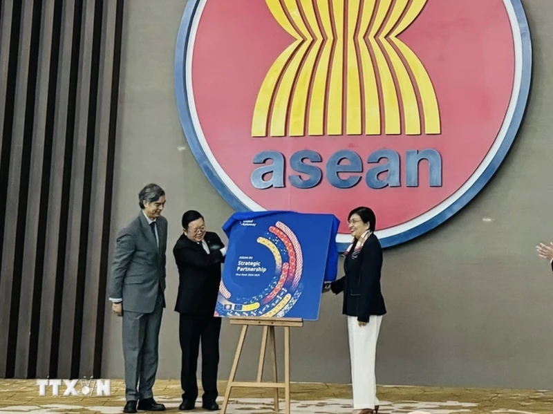 Tổng Thư ký ASEAN Kao Kim Hourn; Đại sứ Liên minh châu Âu tại ASEAN, Sujiro Seam và Đại diện thường trực của Philippines tại ASEAN, Điều phối viên quốc gia về quan hệ đối thoại ASEAN-EU, bà Hjayceelyn M. Quintana công bố Sách Xanh. (Ảnh: Đỗ Quyên/TTXVN)