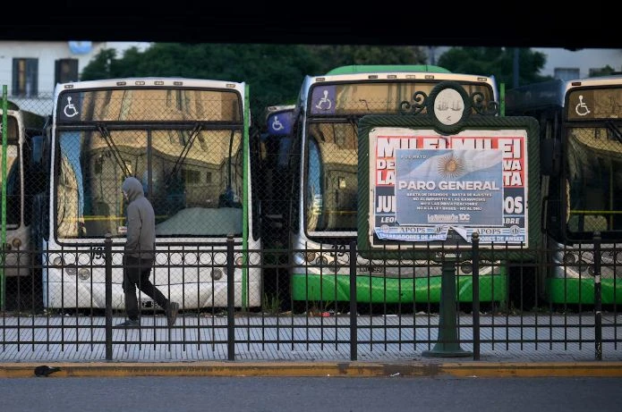 Một người đàn ông đi ngang qua những chiếc xe buýt đang đậu ở Buenos Aires, trong cuộc tổng đình công do Tổng Liên đoàn Lao động kêu gọi, vào ngày 9/5. Ảnh: Báo Tin tức/GETTY IMAGES