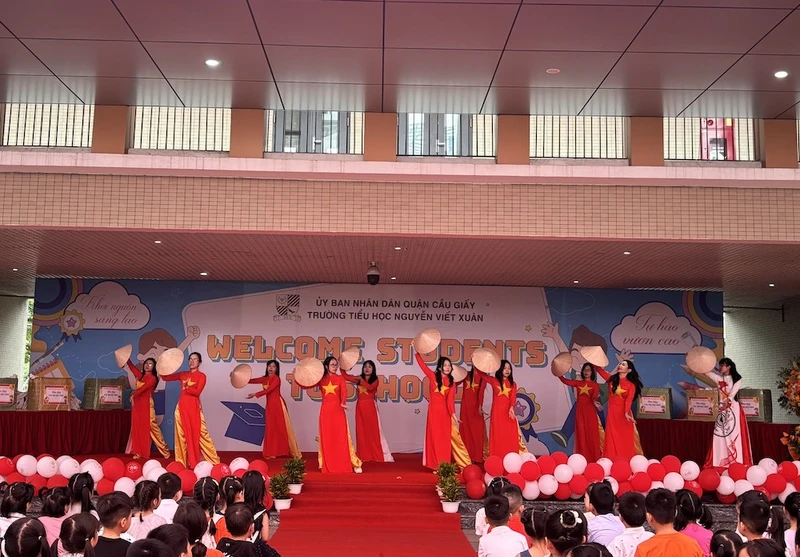 Giáo viên biểu diễn văn nghệ chào mừng học sinh trong Ngày hội Greeting day của Trường tiểu học Nguyễn Viết Xuân 