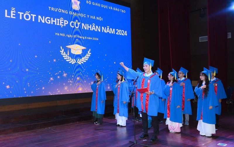 Các tân khoa danh dự và tập thể tân cử nhân Khóa 2020-2024 Trường đại học Y Hà Nội đã tuyên thệ “Lời thề nghề nghiệp” trong lễ tốt nghiệp. 