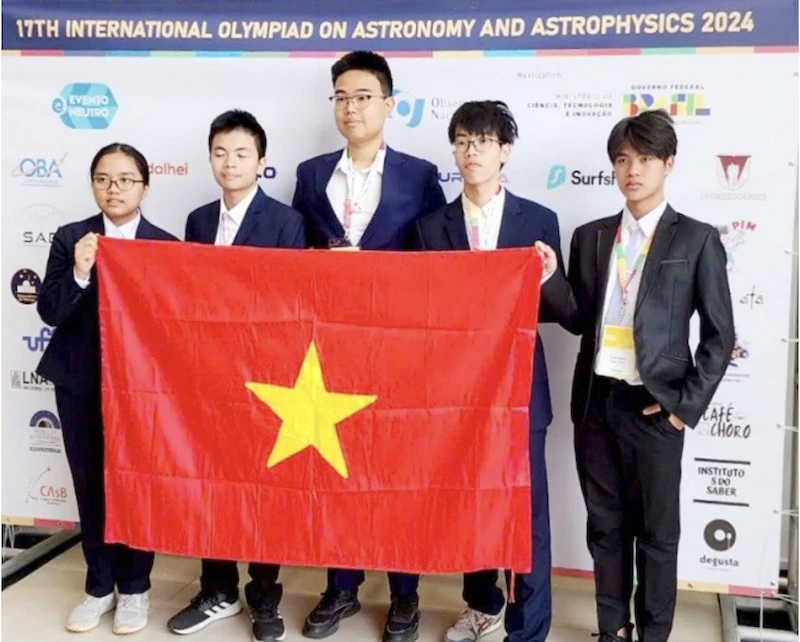 Năm học sinh Việt Nam đạt thành tích năm huy chương Olympic Thiên văn và Vật lý thiên văn quốc tế 2024